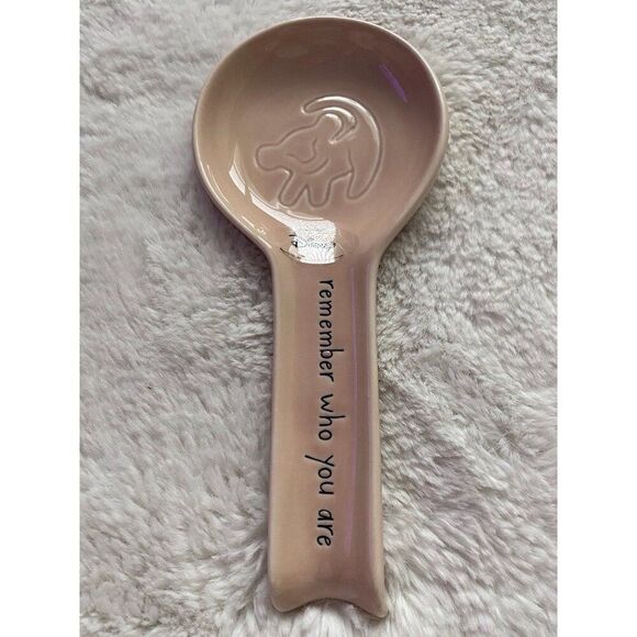 Rae Dunn Disney THE LION KING REMEMBER WHO YOU ARE Ceramic Spoon Rest NEW - Picture 1 of 7